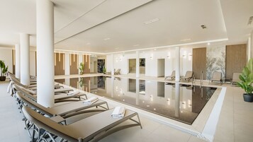 室内游泳池，09:00 至 21:00 开放，日光浴躺椅
