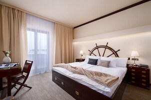 家庭套房, 1 张特大床, 阳台, 海景 | 高档床上用品、迷你吧、客房内保险箱、办公桌