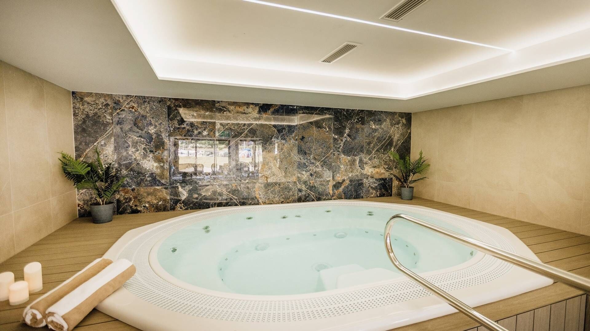 sauna, hot tub, steam room, turkish bath/hammam, body treatments