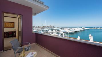 Familien-Suite, 1 King-Bett, Balkon, Meerblick | Terrasse/Patio