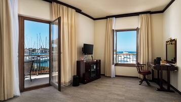 Familie suite | Luxe beddengoed, een minibar, een kluis op de kamer, een bureau