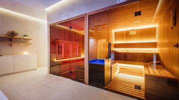 Una sauna moderna con puertas de vidrio, bancos de madera y suelo azul calefaccionado.