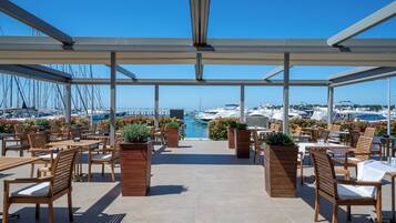 Alfresco dining