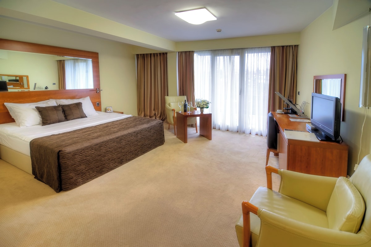 Minibar, in-room safe, desk, blackout drapes