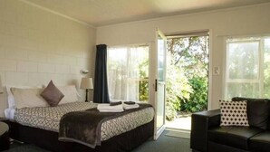 Standard Studio | Soundproofing, WiFi (free), bed sheets - 252 Beachside Motels & Holiday Park (Hokitika)