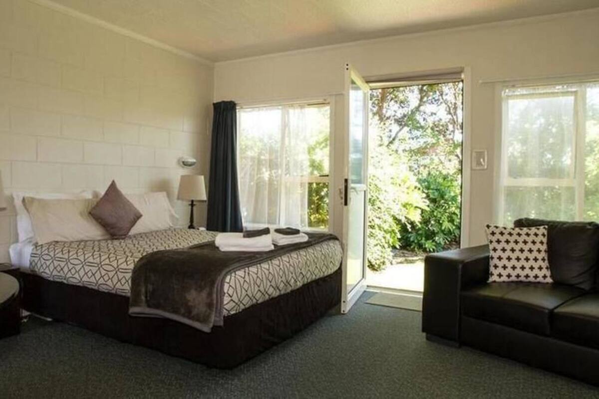 Standard Studio | Soundproofing, WiFi (free), bed sheets
