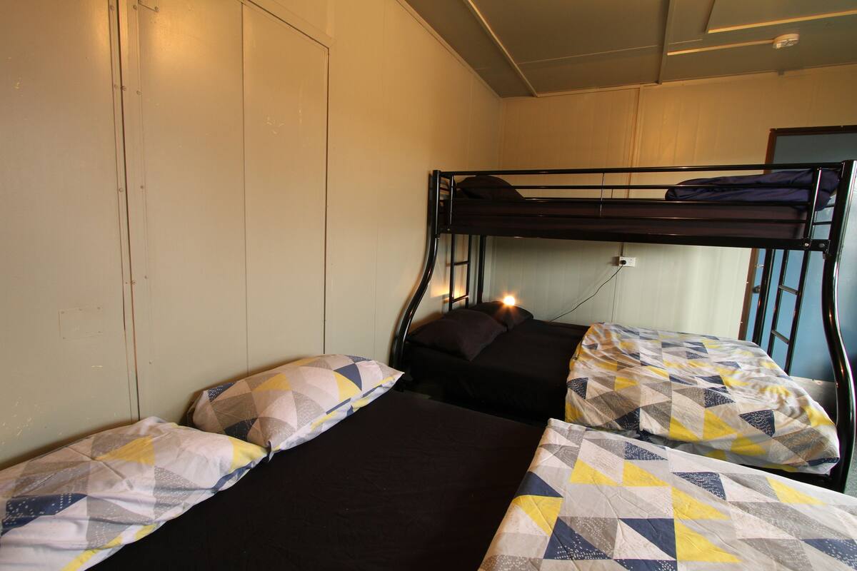 Cabin Triple	 | Soundproofing, WiFi (free), bed sheets