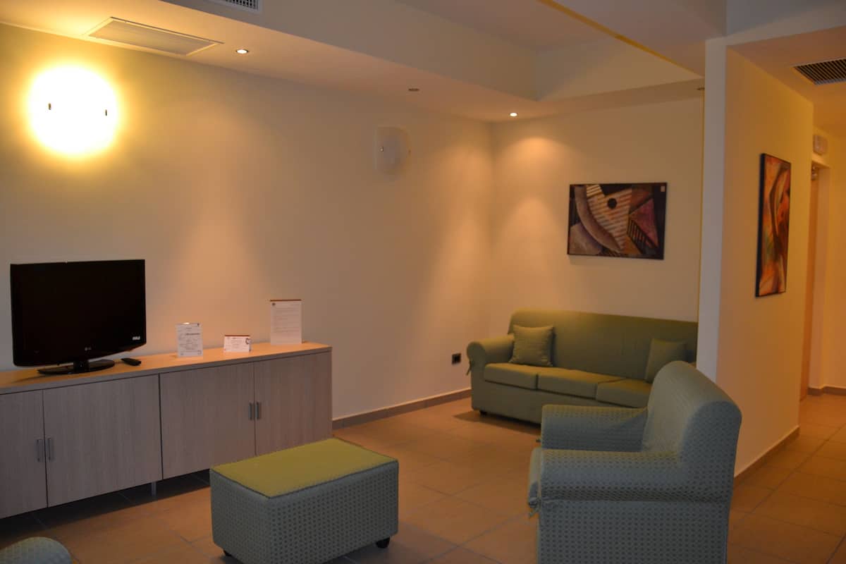 Superior suite | Woonruimte | Een 40-inch televisie met digitale zenders