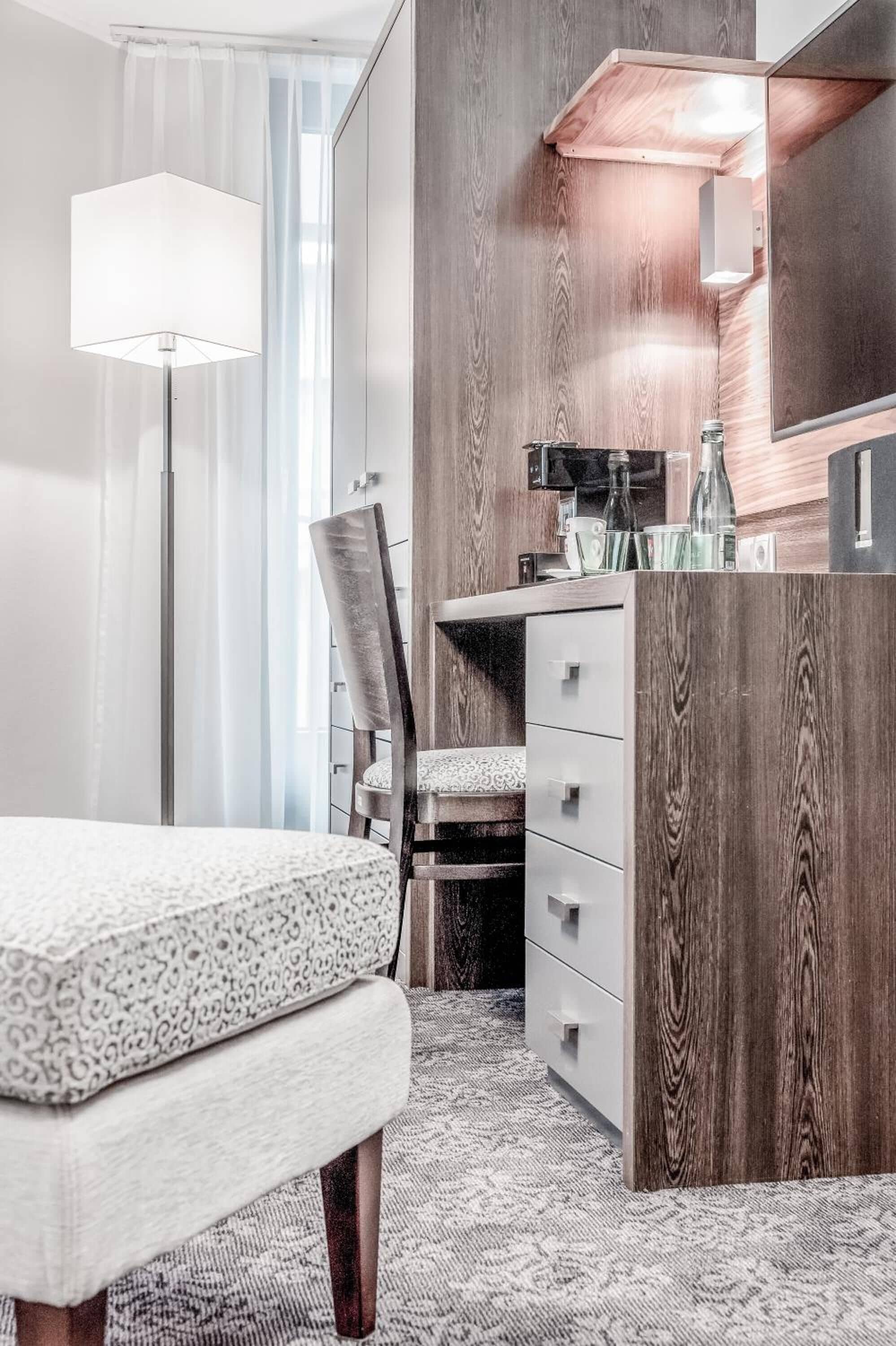 Caja fuerte, escritorio, wifi gratis y ropa de cama