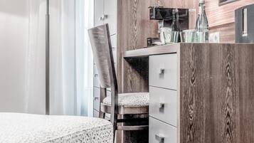 Caja fuerte, escritorio, wifi gratis y ropa de cama