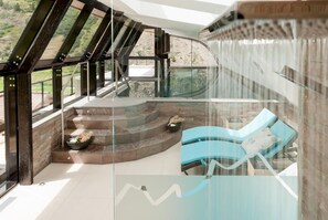 Indoor pool, seasonal outdoor pool - Josl Mountain Lounging Hotel (Soelden)