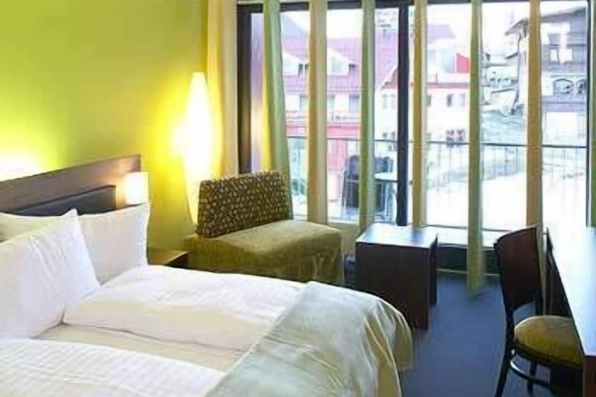 Superior tweepersoonskamer, balkon, uitzicht op bergen | Een kluis op de kamer, een bureau, gratis wifi, beddengoed