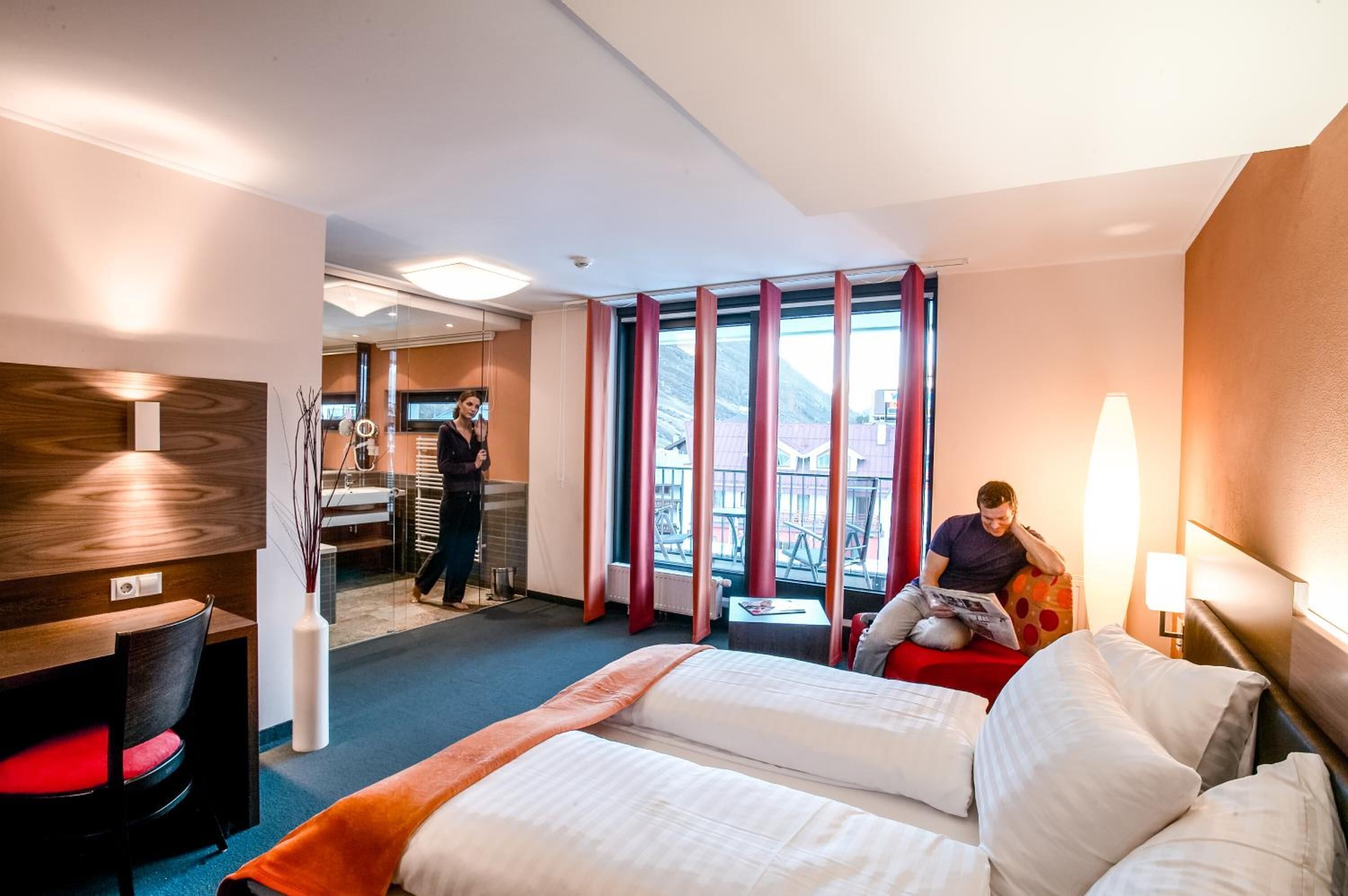 Tallelokero huoneessa, työpöytä, ilmainen Wi-Fi, vuodevaatteet