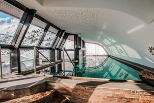 室内游泳池，季节性开放的室外游泳池