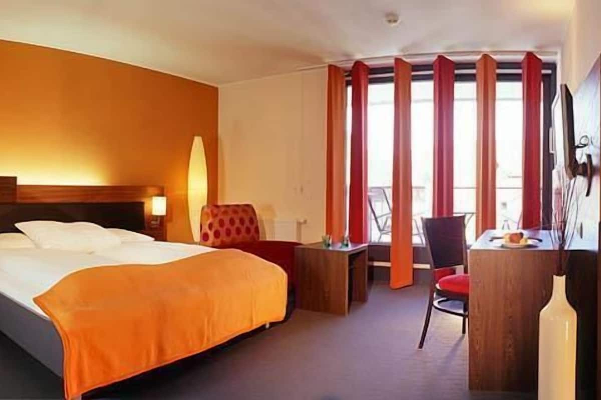 Deluxe tweepersoonskamer, balkon, uitzicht op bergen | Een kluis op de kamer, een bureau, gratis wifi, beddengoed
