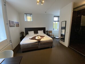 Quarto duplo conforto | Camas Select Comfort, cofres nos quartos, individualmente decorados