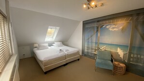 Tomannsrom – comfort | Senger med Select Comfort-madrass, safe på rommet og skrivebord
