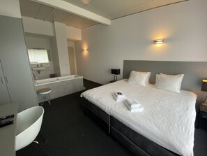 Deluxe Double Room, Bathtub | Select Comfort beds, in-room safe, individually decorated - De Slaapfabriek (Teuge)