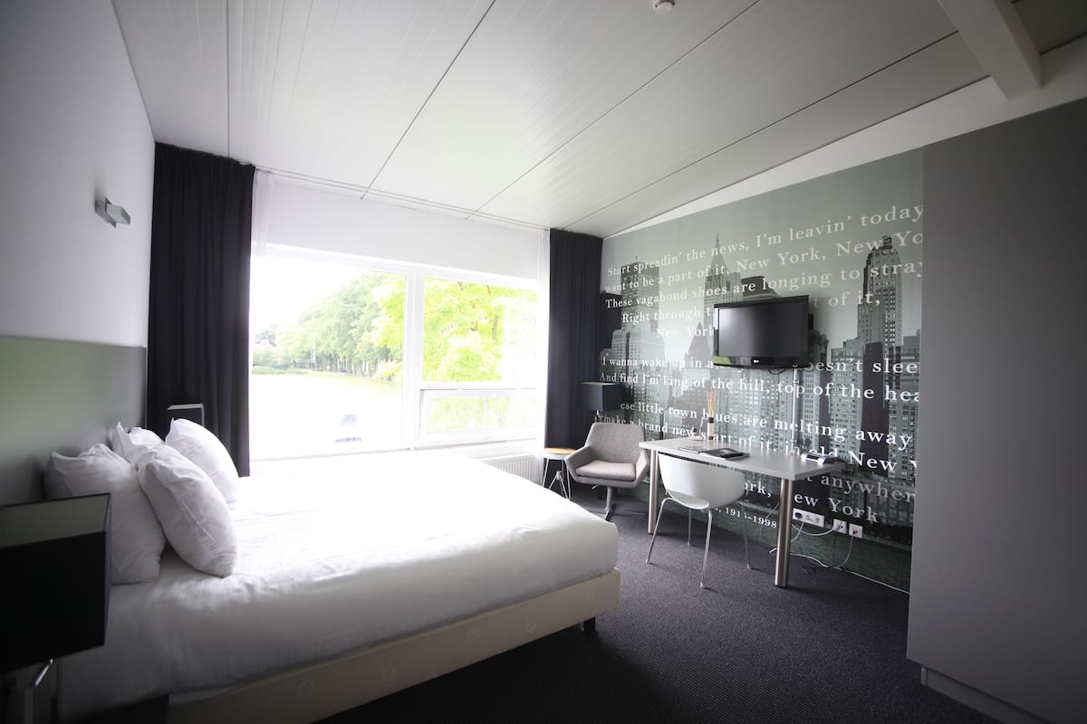 deluxe double room, bathtub | 1 bedroom, select comfort beds, in-room safe, individually decorated