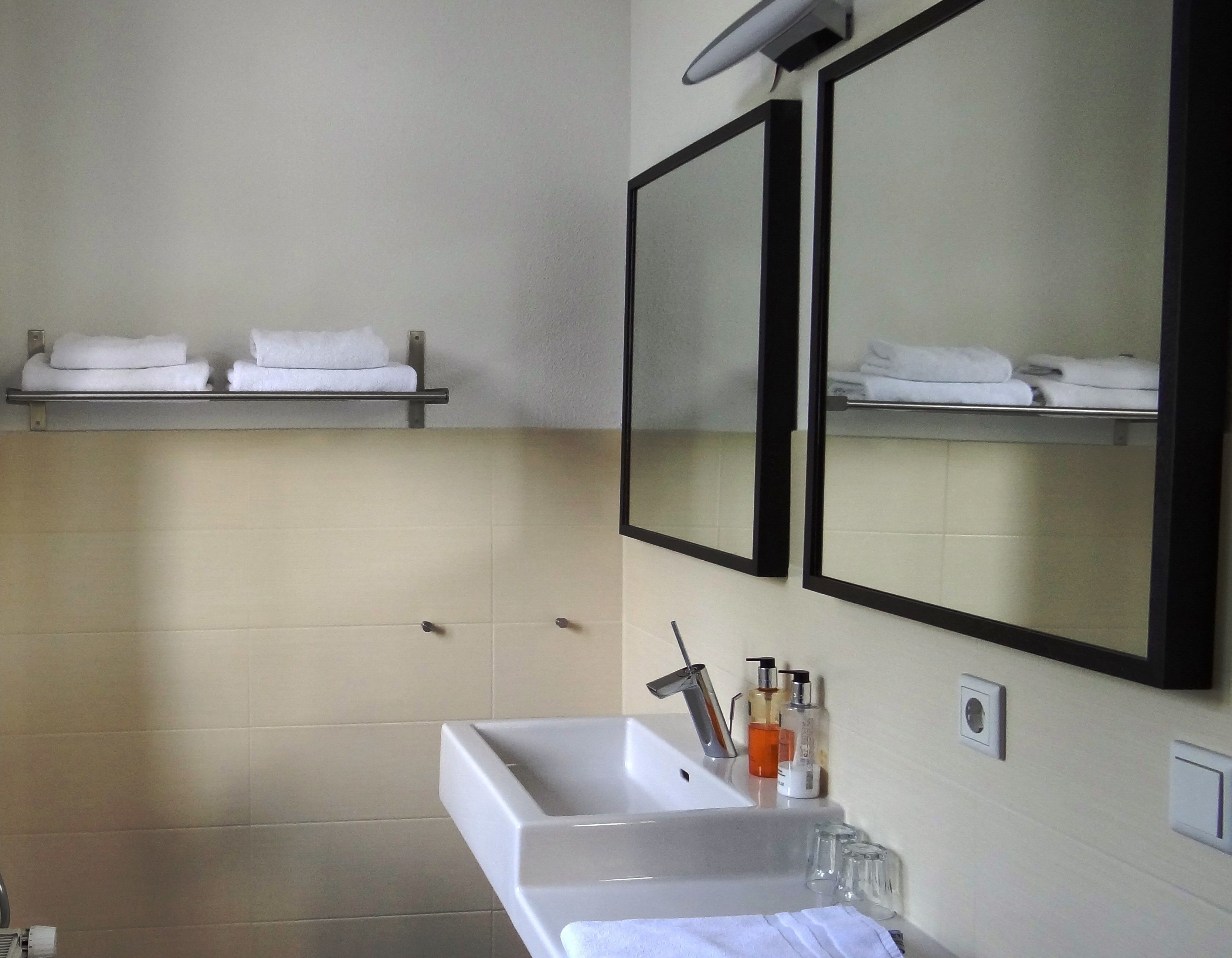 comfort twin room | bathroom sink