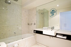 3 Bedroom Apartment with Balcony Spa | Bathroom