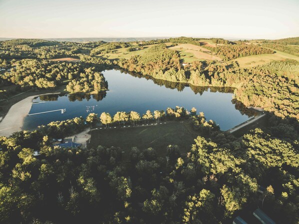 Ilmakuva järvestä, jonka ympärillä on tiheä metsä, ja jonka rannasta ulottuu laituri veden päälle.
