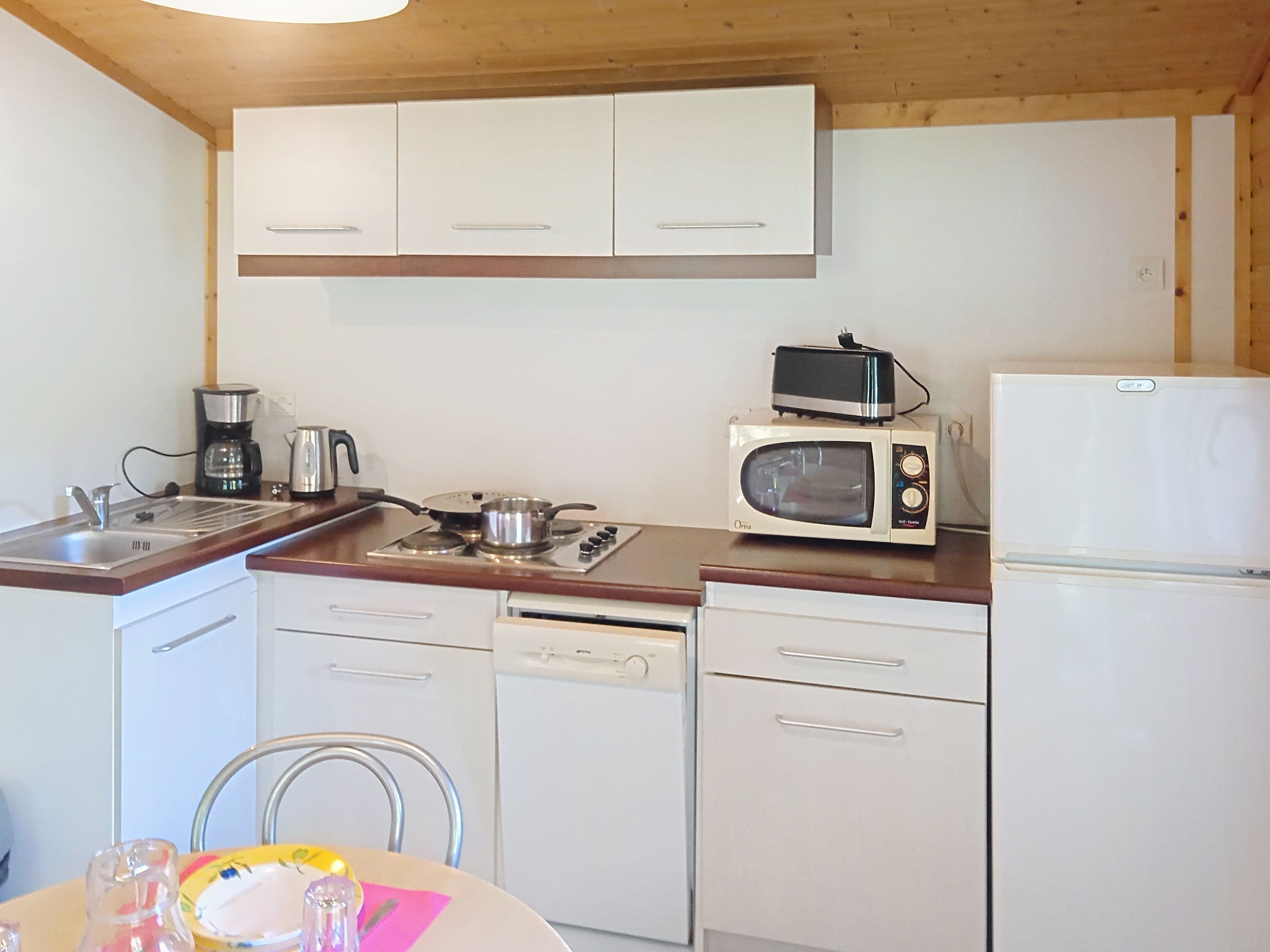Chalet estándar, 1 habitación (2p) | Cocina básica privada | Frigorífico grande, microondas, placa de cocina y lavavajillas