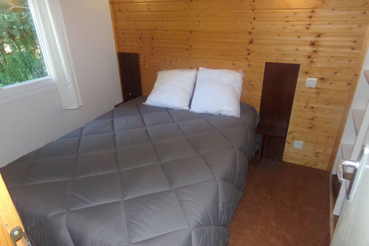 2 quartos, cortinas blackout, ferros/tábuas de passar roupa