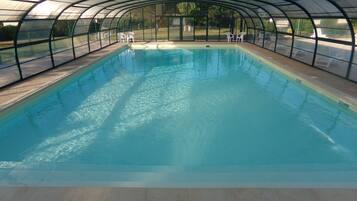 Innenpool, Außenpool (je nach Saison geöffnet), Liegestühle