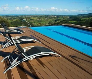 สระว่ายน้ำกลางแจ้ง