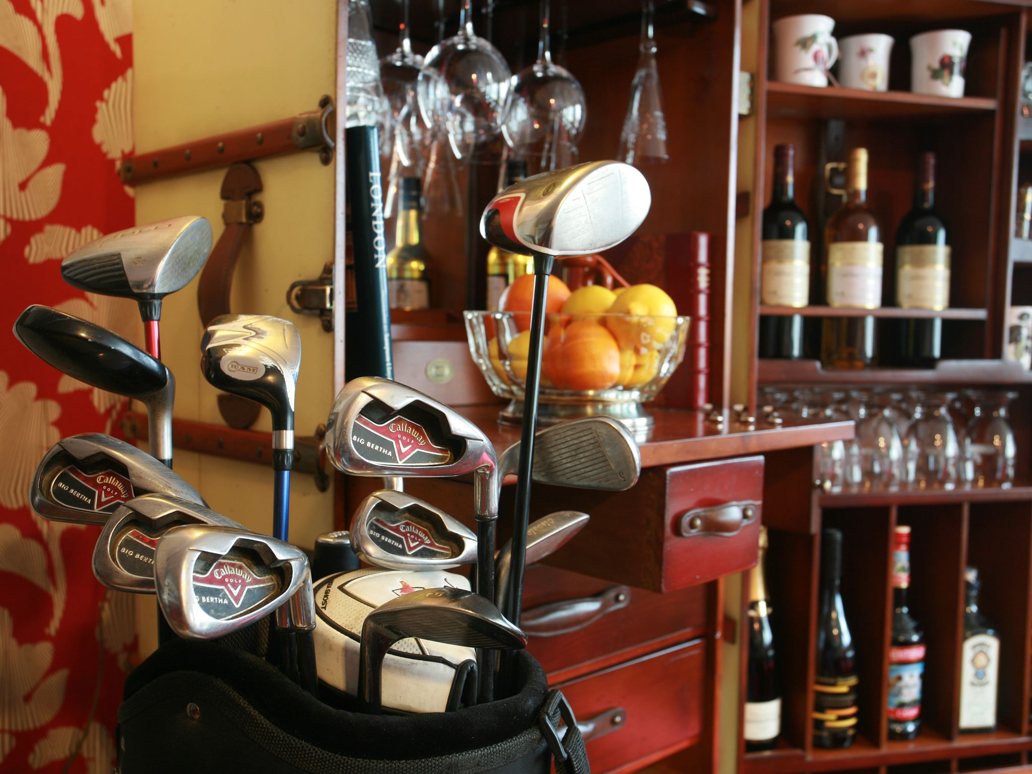 Golfschläger und eine Obstschale in einer Bar.