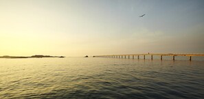 Pantai berhampiran, pasir putih 