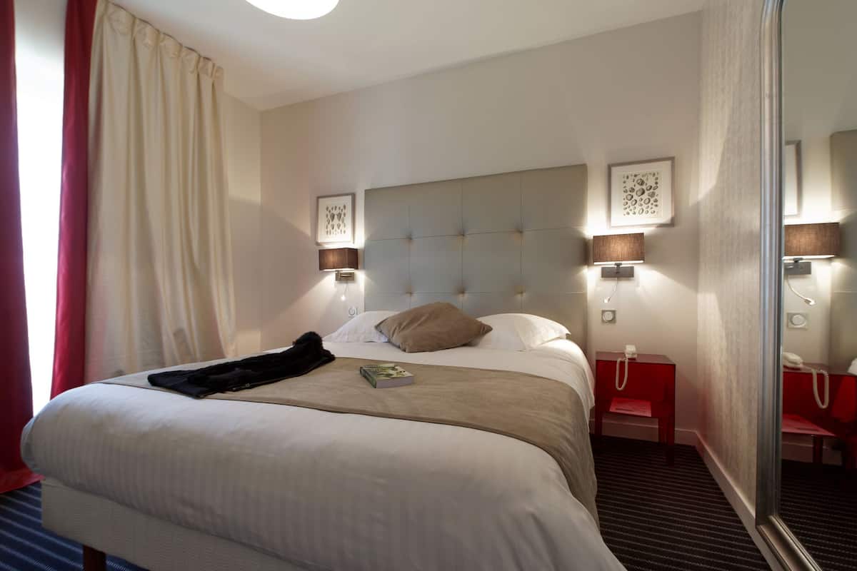 1 bedroom, premium bedding, desk, iron/ironing board