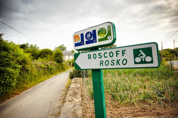 A directional sign for Roscoff Rosko with a bicycle symbol. - Hôtel La Résidence (Roscoff)