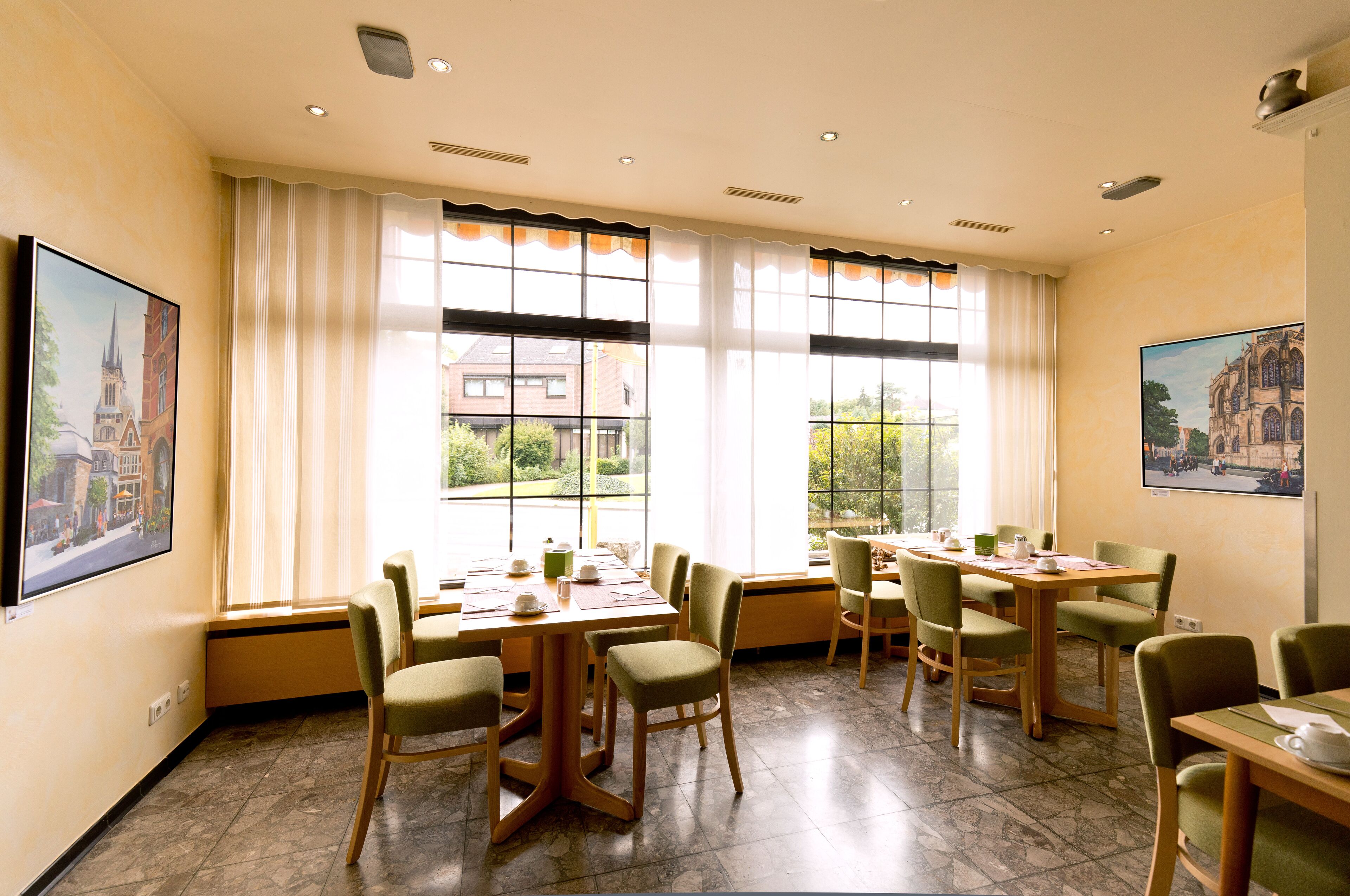 Buffet breakfast on weekdays (EUR 9 per person)