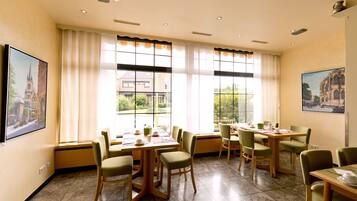 Desayuno buffet los días de semana (EUR 9 por persona)