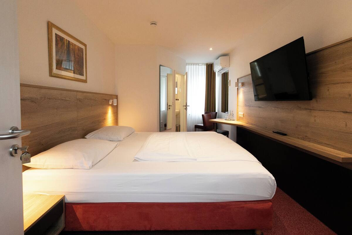 comfort room | 1 bedroom, premium bedding, pillow-top beds, minibar