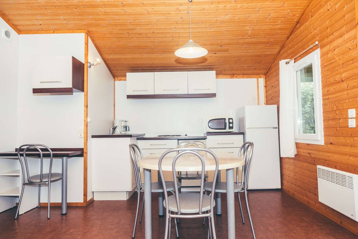 Private kitchen | Full-sized fridge, microwave, stovetop, dishwasher