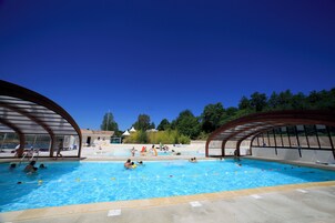 Piscina interna, piscina externa sazonal