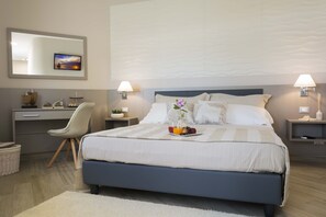 Suite junior, Terraza, vista al mar | Ropa de cama de alta calidad y minibar 