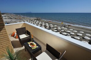 Habitación superior con 1 cama matrimonial o 2 individuales, vista al mar | Vista desde la habitación