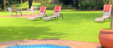Kolam renang terbuka, kerusi lepak pantai
