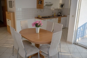 Fridge, microwave, coffee/tea maker, electric kettle