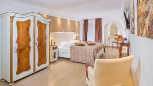 A hotel room with a bed, a wardrobe, a desk, and a chair. - Hotel Villa Valdibora (Rovinj)