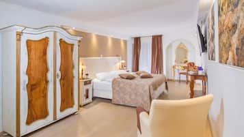 Deluxe Double Room | In-room safe, individually decorated, individually furnished, desk