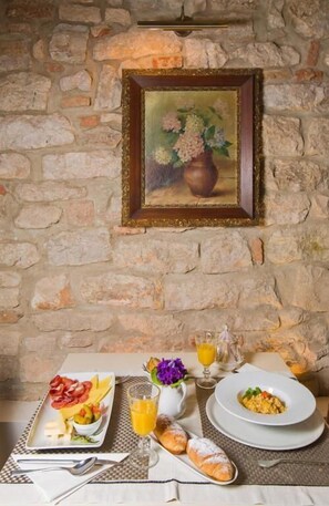 Breakfast (EUR 14 per person)