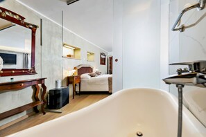 Habitación doble romántica | Baño | Regadera, regadera tipo lluvia, amenidades de baño gratuitas 
