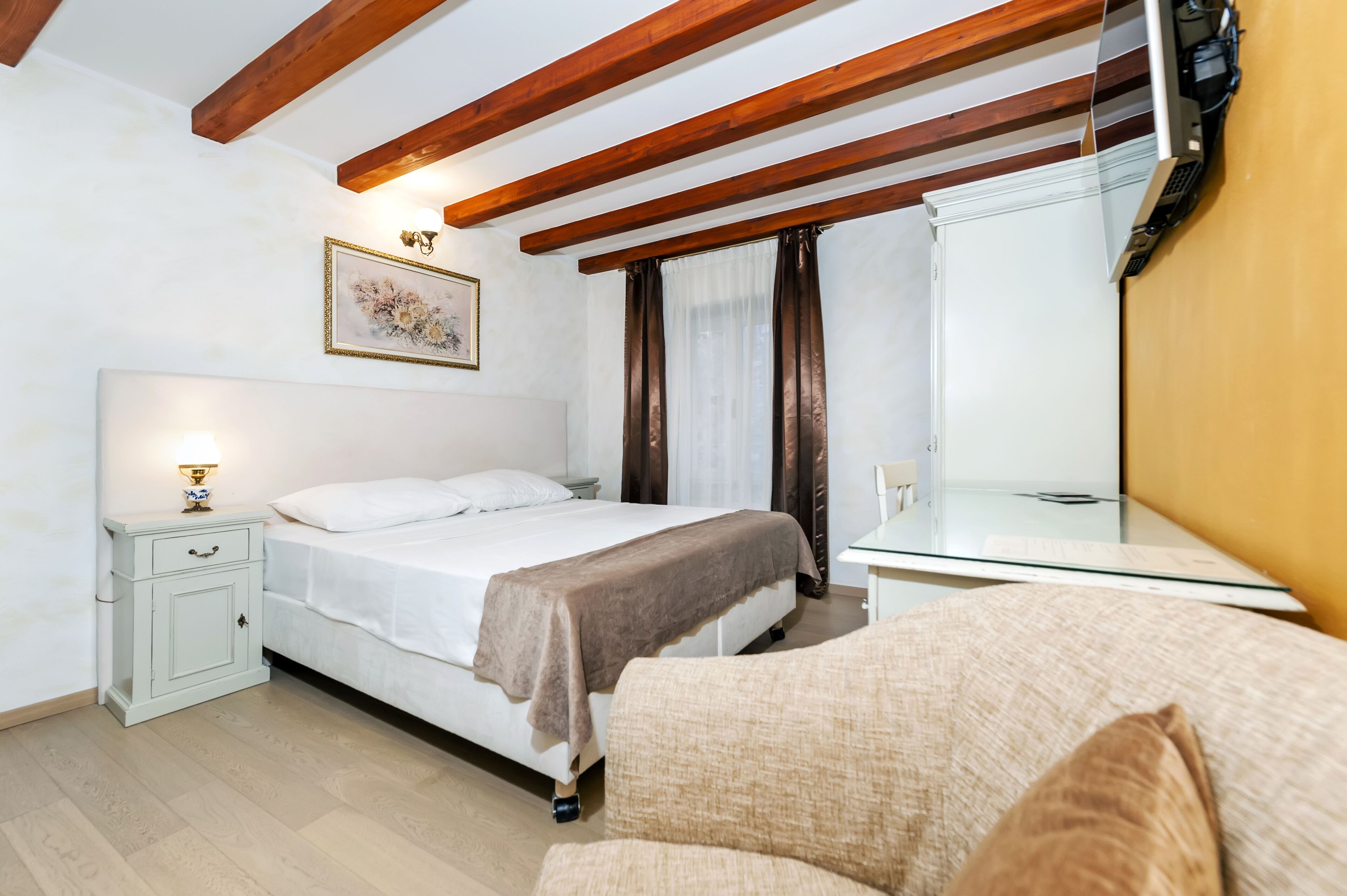 double room | 1 bedroom, in-room safe, individually decorated, individually furnished