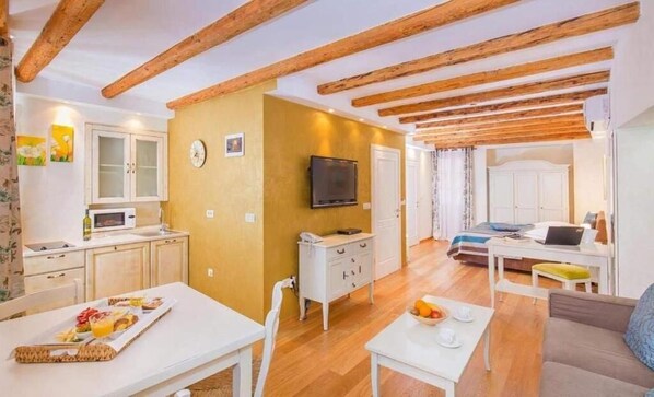 Suite monolocale Junior | 1 camera, una cassaforte in camera, con stile personalizzato