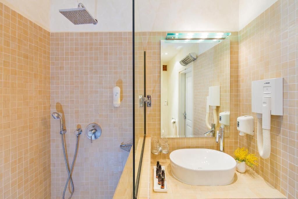 double room | bathroom | shower, rainfall showerhead, free toiletries, hair dryer